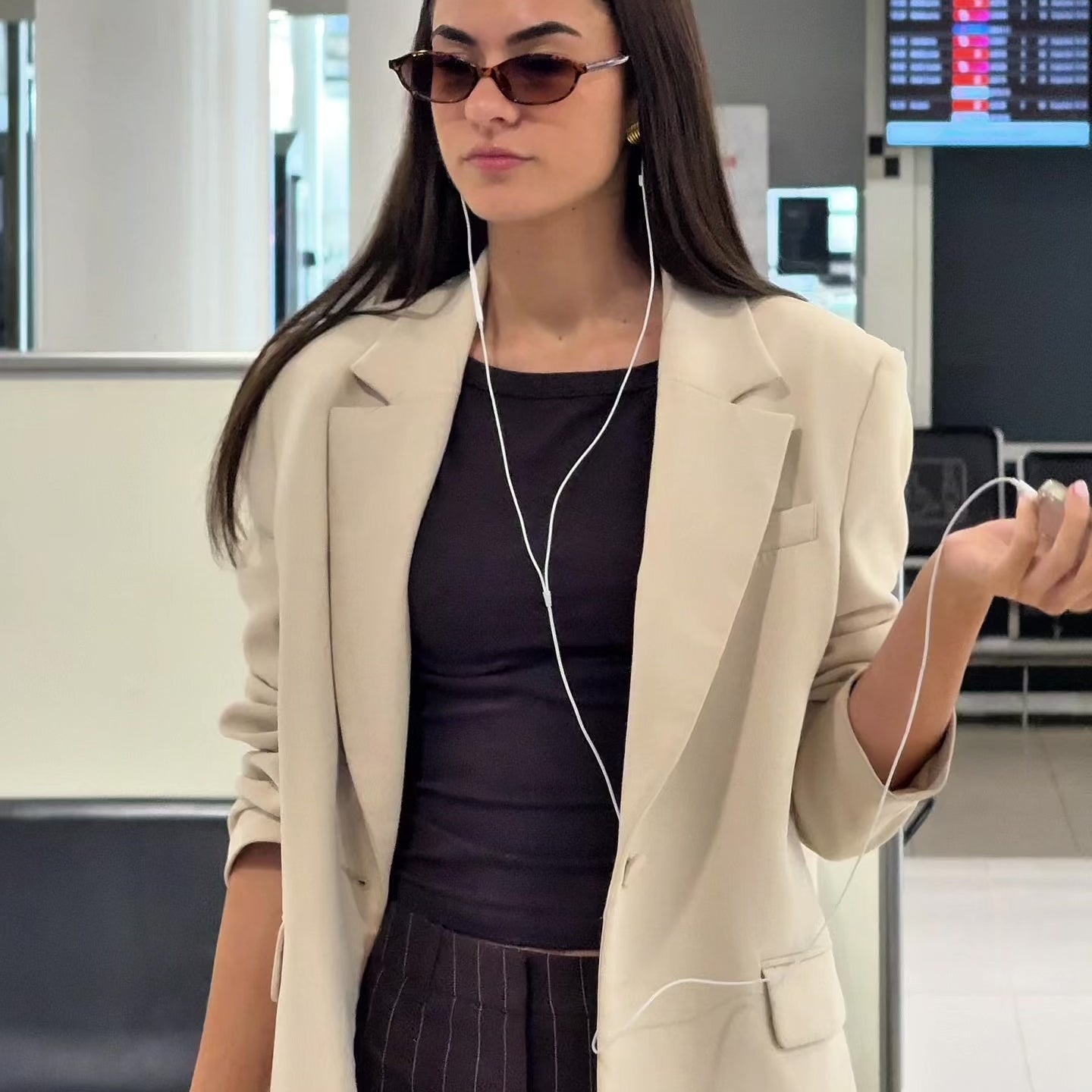 Video of a girl in the airport carrying around a Naked Sundays carry on suitcase.